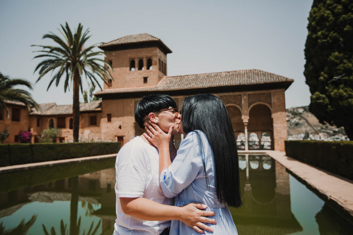 Pedida de mano de pareja de mujeres en la Alhambra de Granada